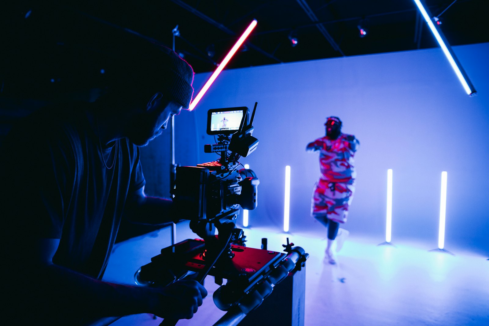Filmavimas studijoje su neoninėmis šviesomis